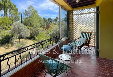 Exclusive! Located near the village center of Roussillon in Provence, this beautiful house of more than 170 m² benefits from a beautiful private garden with a parking space and its swimming pool. Today composed of a main house as well as a large gîte...