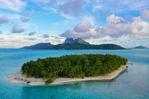 Всего в 10 минутах от главного острова Бора-Бора, частный остров Моту-Тане включает в себя около 10 акров песчаного пляжа, тропической листвы и кокосовых рощ на фоне гор. Принадлежащий косметическому магнату Франсуа Нарсу, Motu Tane состоит из традиц...