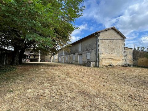 Discover this incredible opportunity in a peaceful area in LOUZAC SAINT ANDRE (-10km from COGNAC)! An old agricultural holding, spacious with almost 540m2 of buildings, nestled on a plot of 2200 m2, enclosed and wooded, awaits you for a renovation wh...