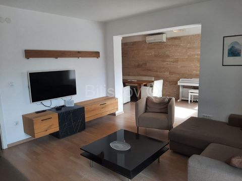 Split, Smrdečac, in a smaller residential building without an elevator, an apartment with a total usable area of 108m2. It consists of a kitchen, a dining room, a living room, three bedrooms, a bathroom and a south facing loggia. It is air-conditione...