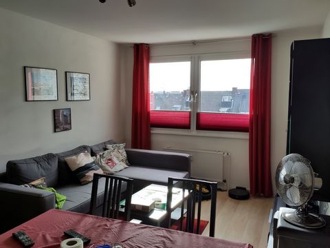 The apartment is located right next to the Köln Hansaring station (subway and railway). The cathedral and the main train station can be reached in just a few minutes by train or 15 minutes on foot. The apartment is approximately 47 m² in size and inc...