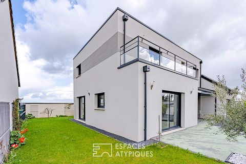Located near Carpiquet, this 142 m2 house, built in 2021, benefits from the codes and services of an architect's house. The entrance opens onto a vast living room of 52 m2 dotted with bay windows illuminating the space and revealing various points of...