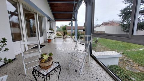 I offer you this House, on the top of Lons located on a flat plot of 800 m2. It includes an entrance, a beautiful living space of 30 m2 with a fireplace, a fitted independent kitchen, as well as two master suites of 16 and 14m2 equipped with fitted c...