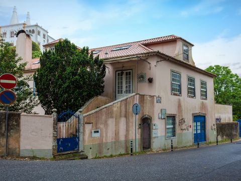 Videos on movie symbol, above. In the heart of the 'Vila de Sintra', next to the National Palace, you will find this unique opportunity of purchase. Location in ARU zone - Urban Rehabilitation Area. Plot with a total of 6520m2, result of the sum of 2...