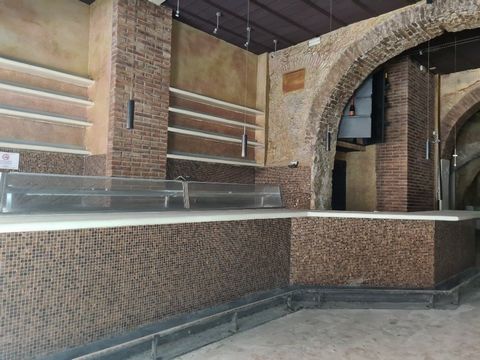 In der touristischsten Gegend von Tarragona steht ein 226 Meter hohes Grundstück mit gotischen Bögen zum Verkauf. Steinkeller, Badezimmer, Küche und Rauchabzug. . Ideal für die Einrichtung eines Restaurants, einer Cocktailbar, eines Musicals... Es bi...
