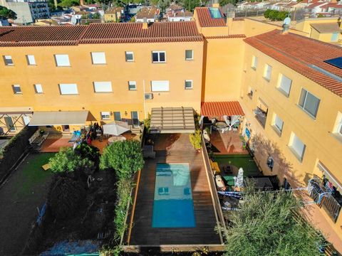 À Santa Cristina de Aro, une maison jumelée avec piscine est à vendre. La propriété de trois étages est située dans un excellent emplacement, à proximité de tous les commerces et d’un quartier très calme. Au rez-de-chaussée, il y a une cuisine d’été ...