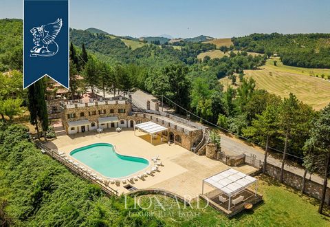 Au cœur du Montefeltro, un lieu de grand charme dans la province de Pesaro et Urbino, cette ancienne ferme avec piscine est à vendre comme lieu de charme pour les événements et les cérémonies. À l'intérieur, dans ses 2500m² de surface, parallèle...
