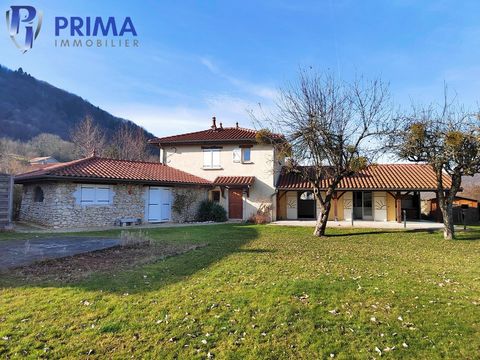 Beautiful stone villa of about 165m2 - TO VISIT WITHOUT DELAY On the heights of Voiron, 5 minutes by car from the town centre, come and discover this house from the 80s of about 165m2. On the ground floor you will find a large separate kitchen of abo...