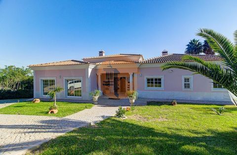 This is your dream house! A 4 bedroom villa, inserted in a plot of land of about 11,000m², with permission for placement of 10 bowgalos. With four bedrooms, three of them en suite, a library and an office, this villa is single and has a basement with...
