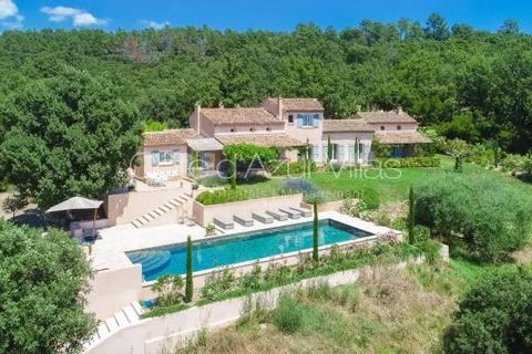 Back on the market - This magnificent property, located on a very private and quiet land of 23000m², in the outskirt of La Garde Freinet, offers panoramic views overs the hills and the Maures mountains. The 300m² house comprises on the ground floor o...