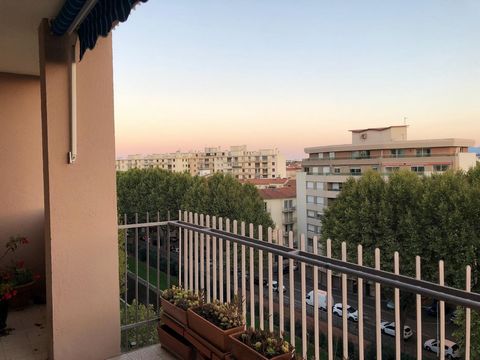 close to all shops, services, schools, train station.... - Sale of bare property to be seized Apartment T3 (77m2) close to all shops and services, 5'' train station, Perpignan residence, Hanover, floor 8, elevator, armored door. Entrance, living room...