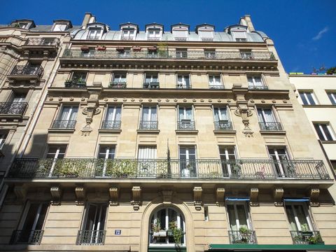 Lovely 2 bedroom apartment located in between lively Montorgueil and Republique areas. On 1st floor of a period building it offers a large living room with 2 windows on the street letting lot of light in, with convertible sofa bed for 2, table for 4 ...