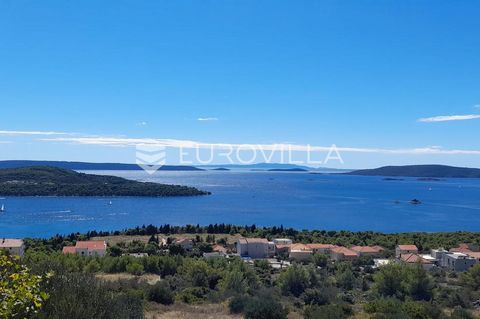 Trogir, Seget, attractive building land covering an area of 740 m2. It is located below the asphalt road, with a well-maintained access to the plot. The aerial distance to the sea is 820 m. It has a regular shape with infrastructure in the immediate ...
