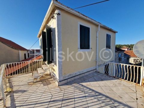 Vrboska, Hvar, semi-detached house in the center of the town, 135 m2, 50 m from the sea. The house is located in the center of town, on two floors, on a plot of 176 m2. On the ground floor there is a living room, kitchen, bathroom and hallway, as wel...