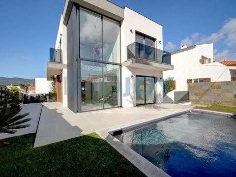 Brand new 4 + 1 bedroom villa with swimming pool, lounge area and lawn garden, located in Murches. Inserted in a plot of 383 m2 and with a gross area of 298.60m2. Very bright house, large windows and lots of glass, in addition to the excellent sun ex...