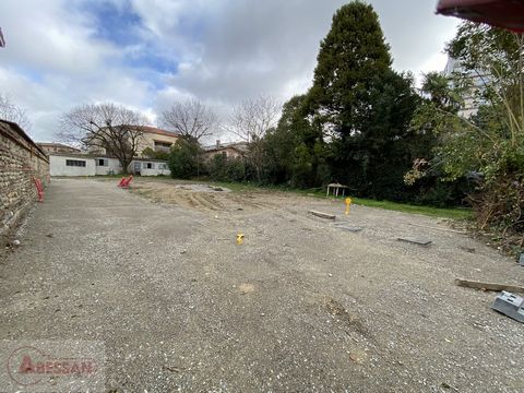 HAUTE-GARONNE (31) RARE in TOULOUSE on the heights of MARENGO. For sale EXCLUSIVELY 3 SERVICED LANDS in a quiet residential area. Development plan carried out for 3 lots distributed as follows: Lot 1 (216 m²) - Lot 2 (402 m²) - Lot 3 (511 m²). Locate...