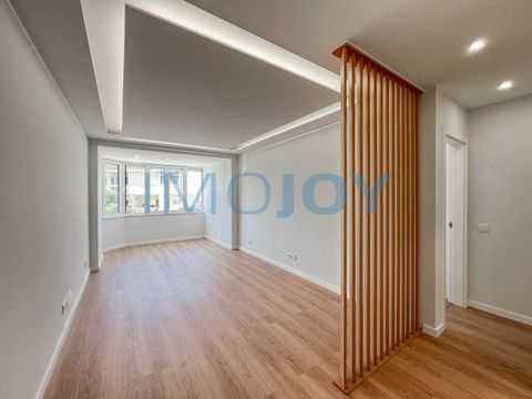 2 bedroom flat completely refurbished, very bright, easy parking, high ground floor in a building of only 3 floors with 9 condominiums located in Alvide. Composed by: Entrance Hall Living room (21m2) Fully equipped kitchen(11.64m2) Suite with built-i...