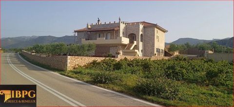 Stenen villa te koop in het gebied van Old Monemvasia - Gerakas Port, in Agios Ioannis. Het bestaat uit twee onafhankelijke woningen op de eerste verdieping en heeft een afgesloten garage en bergingen op de begane grond. Het is omgeven door een stene...