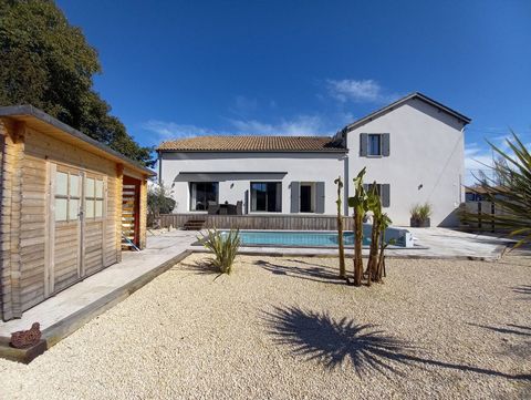 In the heart of a typical bastide town, walking distance to all shops and services, this renovated house offers modern, spacious and light accommodation with a large living-room / fitted kitchen with doors to a terrace giving onto a beautiful and pri...