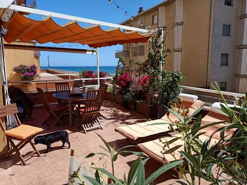 INMOCOSTA API ESTARTIT. - Apartment in a building on the seafront, Els Griells, L'Estartit. Ground floor apartment, located in a building on the seafront in the area of Els Griells in l'Estartit. Right in front of the beach and the promenade. It has ...