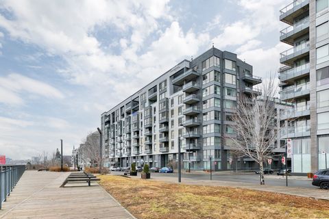Luxurious bright one-bedroom condo on the ground floor in the beautiful Solano complex in Old Montréal. The open kitchen has an island overlooking a spacious living area with Italian marble counters and wood cabinets. An immense bathroom features a g...
