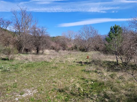5 km from Buis les Baronnies, come and discover this beautiful building plot of 3234m2, fully serviced, located outside the subdivision. Free manufacturer. To discover very quickly in the town of La Penne-sur-l'ouvèze.