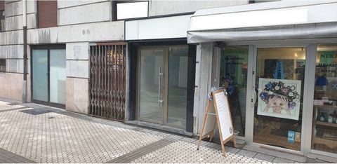 In the romantic area of San Sebastian, next to the future Hilton hotel, a perfectly equipped office is for sale. Ideal for agencies or service companies related to tourism. Also for professional office or study. It has a lot of shops, transport, park...