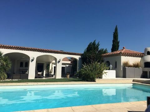 11000 CARCASSONNE*** In a quiet and residential area, a majestic driveway leads to this Provençal villa of traditional construction 5 rooms of about 120 m² of living space with swimming pool, terraces, patio and garage in the basement. Flat, enclosed...