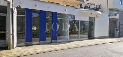 Location: Primorsko-goranska županija, Crikvenica, Crikvenica. This attractive office space, ideal for various business activities, is located in a frequent location along the main road in Crikvenica. It consists of three spacious rooms, two intended...