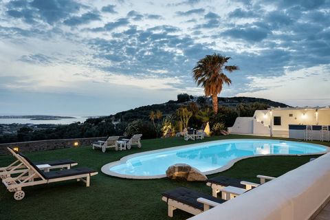 Il s'agit d'une impressionnante villa située sur un terrain de 4 500 mètres carrés, construite dans l'architecture traditionnelle des Cyclades. La maison est développée sur deux niveaux et a une superficie totale de 510 mètres carrés. La vue imprenab...