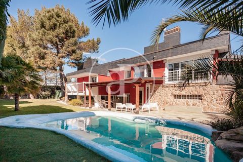 Maison de 438 m2 avec terrasse et vues dans la région de La Chopera, Las Rozas.La propriété dispose de 5 chambres, 4 salles de bain, piscine, 2 places de parking, climatisation, armoires intégrées, buanderie, balcon, jardin, chauffage, concierge et s...
