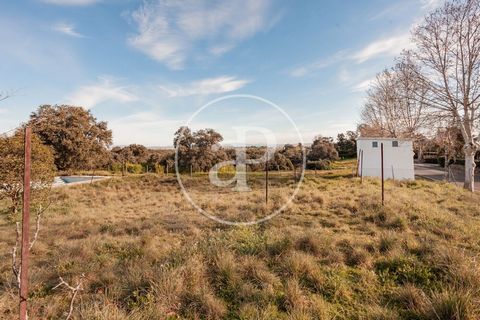 PLOT OF LAND WITH LICENSE GRANTED FOR HOUSING PROJECT APROPERTIES REAL ESTATE presents a plot located in the best area of Fuente del Fresno, with stunning views of the Coto de la Pesadilla, integrated in the Cuenca Alta del Manzanares, and the mounta...