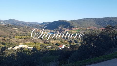 Located in Querença. Land in an elevated position, enjoying a wide and pleasant view over the emblematic Tor golf course. On this land there is the possibility of building a house, with a maximum area of ​​150 m2. Easy access to Faro airport and the ...