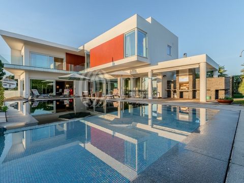 In the paradise of the Troia Peninsula in Comporta, we find this luxurious 4-bedroom villa with a pool and garden just 50 meters from the beach. It has excellent landscaping and is located in an upscale villa development. Set on a plot of 1,160 sqm, ...