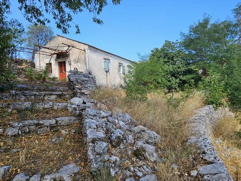 Located in Porta. Renovation project. 80 sqm property 660 sqm land. Asking price: €150,000 A traditional old stone building with great potential. Located in the heart of the village of Porta, in the hills above San Stefanos, North East Corfu. Close t...