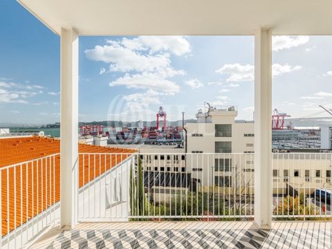 1-bedroom apartment, 93 sqm of gross floor area, with a 16 sqm terrace and front view of the river, one parking space in a garage, and storage room, in the iconic Presidente Arriaga development. It comprises a 27 sqm living room and a suite with clos...