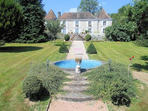 Small castle on wooded garden of 7771m2 In the Périgord Vert, this small castle nestled in an isolated and very quiet setting on a hill with panoramic views and within walking distance of the town center of Nontron and all its amenities. Living area ...