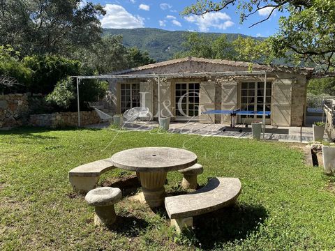 Located on a beautiful plot of 3631m² planted with olive trees, in absolute tranquility, discover this single-storey stone house. Benefiting from a beautiful exposure and an unobstructed view, it consists of: a spacious living room with fireplace, an...