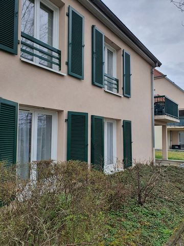 Sur la commune de Zimmersheim, à 5 mn de Riedisheim, avec LORALIS IMMOBILIER, portez-vous acquéreur d'un appartement 3 pièces en rez de jardin bénéficiant d'une terrasse couverte de 10m2 orientée sud -est. Le bâtiment est conforme aux normes d'access...