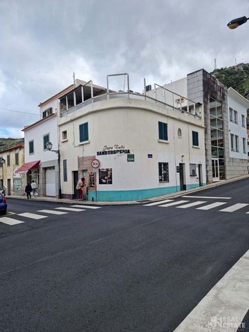 Located in Machico. Complete building in the center of Machico for investment. On the ground floor we have a snack bar, fully equipped and ready to open, with toilet for customers, kitchen and various equipment, which can be transformed into any othe...
