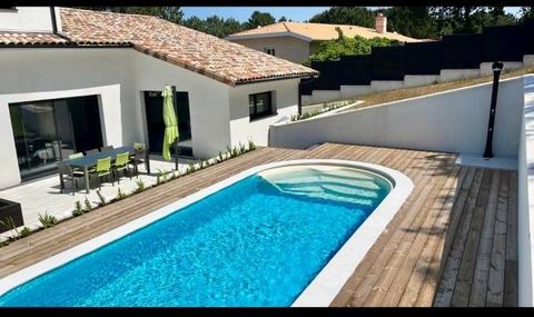 Biscarosse in the heart of the Golf and close to the lake and beaches, magnificent, spacious T7 architect-designed villa of approx. 202m2 with saltwater pool. Lovely landscaped grounds, not overlooked, and very quiet. It comprises a 100m2 living room...