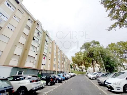 Apartment, T2 refurbished located in Odivelas. The apartment is located in a quiet and familiar environment, surrounding area with all kinds of services, commerce, schools, buses, metro of Odivelas. A few minutes from Lisbon, and easy access by road ...