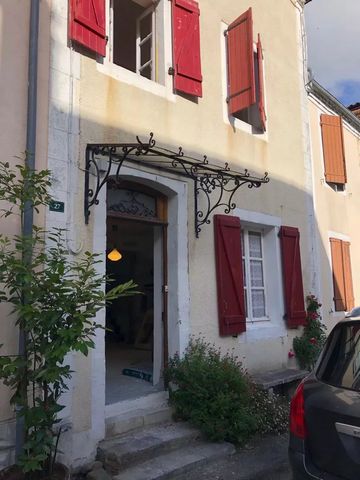 This charming townhouse with its large terrace of 31m² and habitable surface area of 144m² is located in the heart of Sauveterre-de-Béarn. The ground floor comprises a large living room and kitchen, from where one accesses the terrace. The first floo...