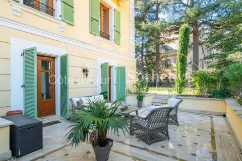 CANNES, popular district of Oxford, quiet. In a former hotel from the end of the 19th century, restructured with high-end finishes, magnificent apartment of 105 m² with private enclosed garden of 266 m². It offers: entrance, equipped kitchen, living ...