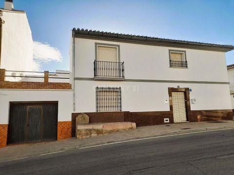 REF.: C0143-00003 The house in Villanueva de la Concepción, at the foot of Torcal de Antequera, located on the avenue leading to the natural park, just a few meters away from banks, restaurants, supermarkets, a health center, and a bus stop, making i...