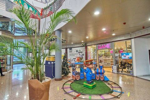 Commercial premises for sale very well located in the Bellavista shopping center, in San Fernando de Maspalomas. Located on the ground floor, in a large passage area, in the center, next to the escalators, elevators and entrance of customers coming f...