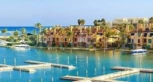 CENTURY 21 Plus exclusively sells a beautiful penthouse on one floor with 2 bedrooms and 2 bathrooms in the very center of the Marina de Sotogrande. It has all services within walking distance, such as bars, restaurants and shops. Also a step away fr...