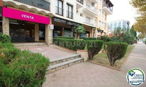 Commercial premises for sale in Gran Reserva, Empuriabrava. It is located in the shopping area, just 20m from La Caixa. It has 48m2 and has a bathroom and showcase. This is an excellent area to start a business. With 23 km of navigable canals, Empura...