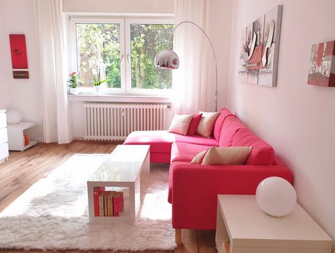 The apartment is in a quiet house surrounded by a garden, 2 minutes walk from Grüneburgpark and 12 minutes from the City Center. It is bright and very well maintained and includes: - 1 bedroom with air conditioning and large closet - 1 living room wi...