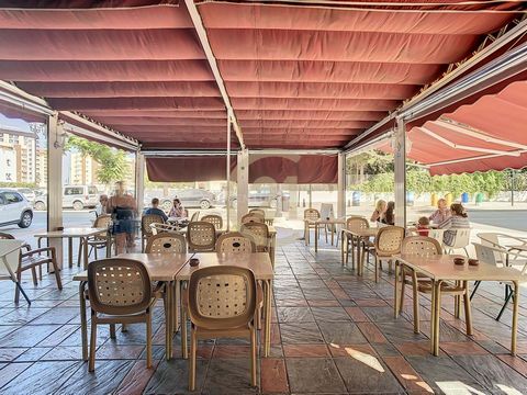 Bar Restaurante con Local Comercial en pleno funcionamiento en Fuengirola, Málaga. AMPLIOS ESPACIOS: Con 112 metros cuadrados interiores, cuenta con amplia terraza para mínimo 15 mesas. Su fresco salón que invita a pasar un agradable rato para un mín...